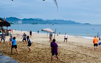 Người dân Nha Trang hồ hởi tắm biển trở lại
