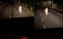 Tài xế xe tải soi đèn 'hộ tống' bé trai đạp xe vượt đèo về nhà