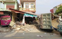 Xe tải chở cát tông vào 2 nhà dân ở Thanh Hóa lúc rạng sáng