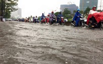 Sài Gòn mưa tầm tã sáng nay, người người khốn khổ