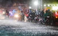 Người Sài Gòn lội 'biển nước' trong cơn mưa rất to từ chiều đến nửa đêm