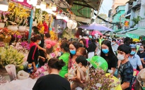 Người Sài Gòn bất ngờ đi mua hoa sát ngày giao thừa, chợ hoa Hồ Thị Kỷ nghẹt cứng