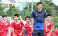 Để thua 2.000 cầu thủ nhí, Đức Chinh kể chuyện đá bóng sân ruộng đến nát chân