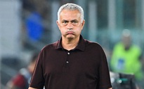 HLV Mourinho liên tục bị chọc ngoáy, mỉa mai sau trận thua muối mặt 0-4