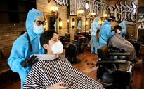 Tiệm cắt tóc TP.HCM ngày 1.10: Mặc đồ bảo hộ hớt đầu đinh cho khách sau 4 tháng