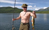 Ông Putin cởi trần câu cá ở Siberia