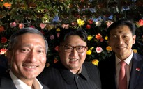 Ông Kim Jong-un đi dạo đêm, selfie cùng Ngoại trưởng Singapore