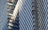 'Người nhện' Pháp tay không leo lên nóc tòa nhà 230 m