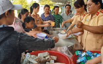 CSGT Phú Yên phát cháo, tặng sữa cho bệnh nhân nghèo ở Bệnh viện Sản nhi