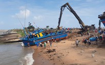 Phú Yên: Tàu cá lại mắc cạn vì cửa biển Đà Diễn bị bồi lấp