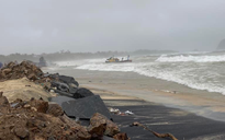 Phú Yên: Mưa to, sóng lớn khiến 40 tàu cá bị chìm, không có thiệt hại về người