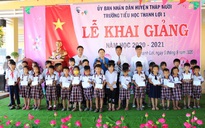 Lãnh đạo Trung ương Đoàn trao quà cho học sinh đồng bằng sông Cửu Long