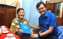 Thăm Mẹ Việt Nam anh hùng và sinh viên tình nguyện