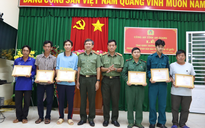 Đại tá Đinh Văn Nơi khen thưởng 6 cá nhân cứu 40 người chạy khỏi casino từ Campuchia