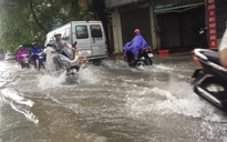 Nhiều tuyến phố Hà Nội ngập nặng sau bão số 10