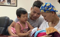 Vỡ òa cảm xúc sản phụ ung thư giai đoạn cuối đón con trai Bình An xuất viện