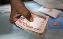 Giá trị đồng rupee xuống thấp kỷ lục vì nhà đầu tư tháo chạy