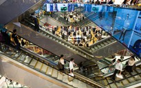 Du khách đến Singapore bỏ sòng bạc đi mua sắm
