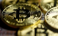 Rớt nửa giá trị, bitcoin vẫn còn bị định giá cao 15%