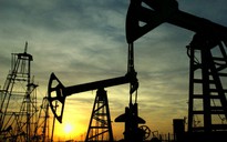 Giá dầu lần đầu vượt 70 USD/thùng sau gần 4 năm