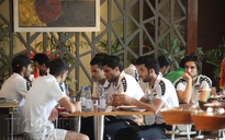 Cận cảnh bữa trưa của đội bóng bí ẩn nhất Trung Đông