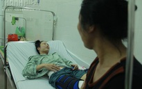 Mẹ cựu VĐV Nguyễn Thị Nụ òa khóc sau ca phẫu thuật của con