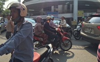 Náo loạn vì bãi gửi xe Bệnh viện Bạch Mai