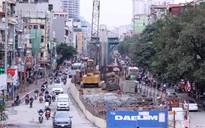 Chật vật di chuyển qua các 'lô cốt' trên đường phố Hà Nội