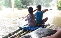 Tiếp tế trong vùng lũ Quảng Trị: Xót lòng trẻ nhỏ chênh vênh trên bè chuối