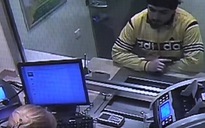 Tên cướp bị tóm cổ vì quẳng hộ chiếu ở ngân hàng