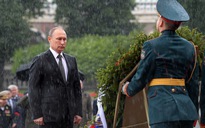 Tổng thống Putin dầm mưa viếng mộ Chiến sĩ vô danh