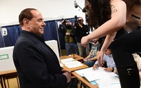 Ngực trần ‘dọa’ cựu thủ tướng nhiều tai tiếng của Ý Berlusconi