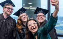Nguy cơ làm bằng giả tràn lan vì sinh viên ra trường chụp selfie tốt nghiệp