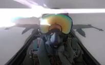Khoảnh khắc sét đánh trúng chiến đấu cơ F/A-18 Hornet