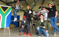 Các phi công tuổi teen tự lắp máy bay cho hành trình xuyên 9 nước
