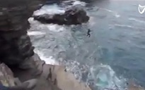 Clip sốc quay cảnh nhóm thiếu niên nhảy từ vách đá cao ngất xuống biển