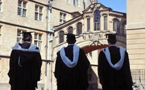 Lần đầu tiên số người trẻ ở Anh vào đại học vượt hơn 50%