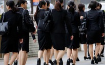 Phụ nữ Nhật đòi quyền được đeo kính đi làm