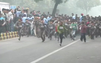 Ô nhiễm không khí trầm trọng, trẻ con vẫn bị buộc chạy marathon