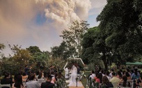 Tổ chức đám cưới cách núi lửa đang phun trào 16 km