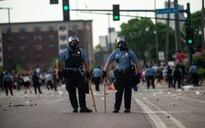 Sau cái chết của người da màu, cảnh sát Minneapolis bị cấm siết cổ