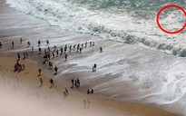 'Dây người' vượt sóng dữ cứu người bị nạn trên bờ biển