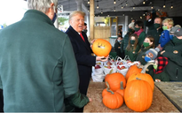 Tổng thống Trump ký tên lên bí ngô, Nhà Trắng vẫn tổ chức Halloween