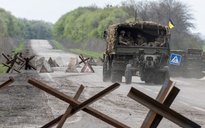 Chiến sự ngày 59: Ukraine tố Nga tấn công nhà máy Azovstal, Odessa trúng tên lửa