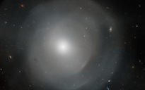 Kính Hubble chụp được ảnh thiên hà ê líp khổng lồ và thiên hà giấu mặt