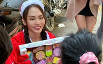 Hoa hậu Mai Phương tặng quà cho bệnh nhi chạy thận