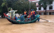 Những “hiệp sĩ” làng biển đưa thuyền đánh cá cứu hộ vùng lũ Quảng Bình