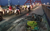 Cháy xe máy giữa cầu Bình Lợi
