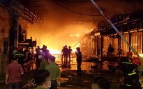 TP.HCM: Đang cháy lớn tại một công ty nhựa ở Hóc Môn