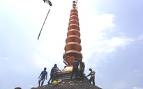Mục kích lắp đặt đỉnh tháp đồng nặng 6 tấn tại Việt Nam Quốc Tự